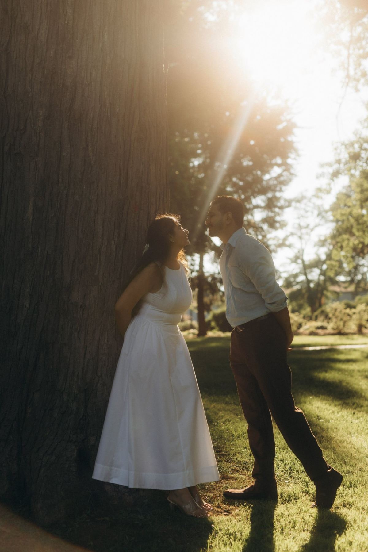 Arya and Manthan beside a tree trunk in low sun, e-shoot styling by Bhoomi Jani Weddings